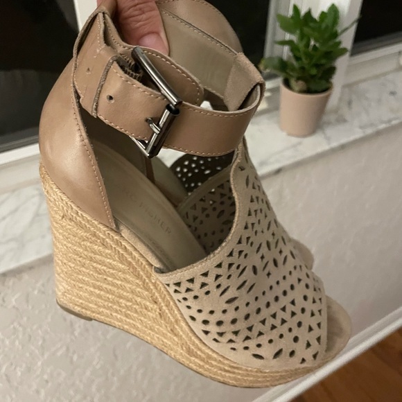 Marc Fisher perforated Hesina wedge - Picture 3 of 6